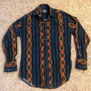 Beautiful pearl snap Wrangler Western shirt